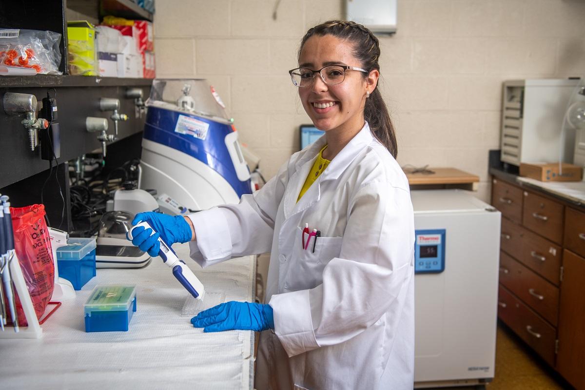 Gabriela Mercado Rojas in the lab